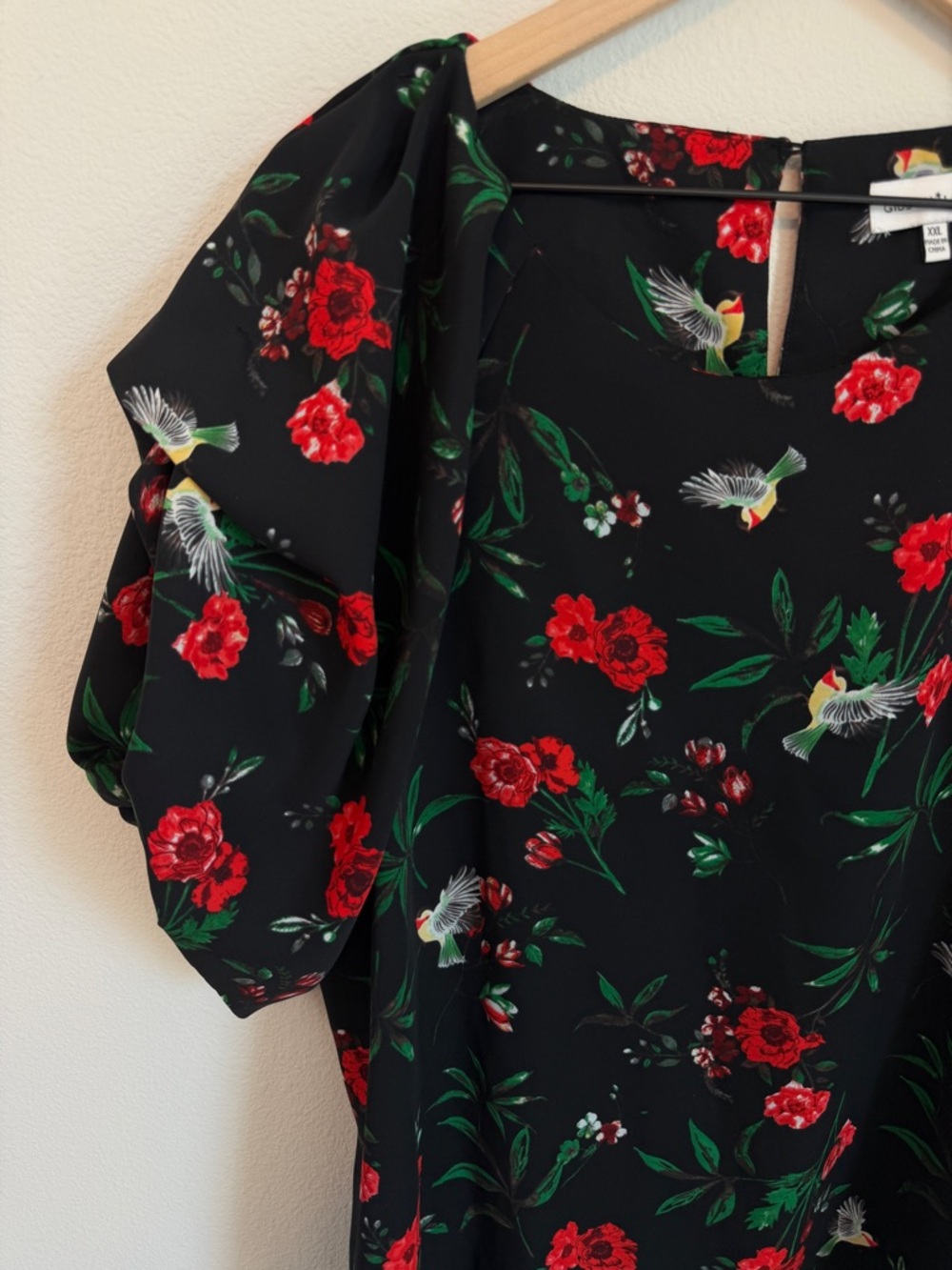Gibson Latimer Black Blouse with birds and Red Floral - Picture 2 of 11